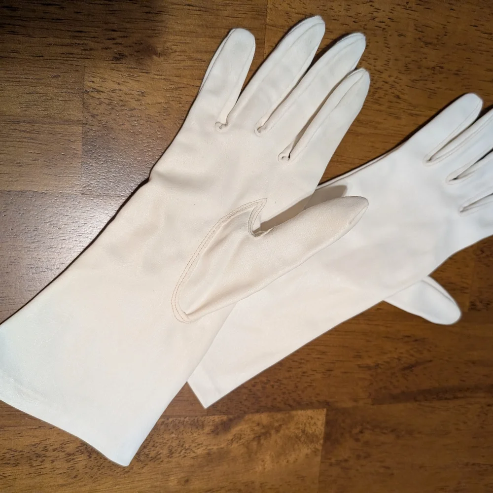 Vintage White Mid-length Formal Gloves.